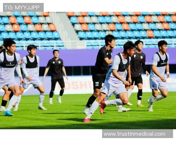 足球明星在中国街头踢野球展现风采引发球迷热潮 足球明星在中国街头踢野球展现风采引发球迷热潮